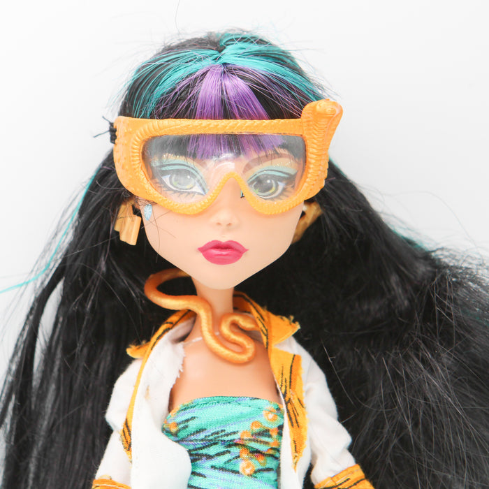 Monster High Ghoulia Yelps & Cleo De Nile Mad Science Classroom