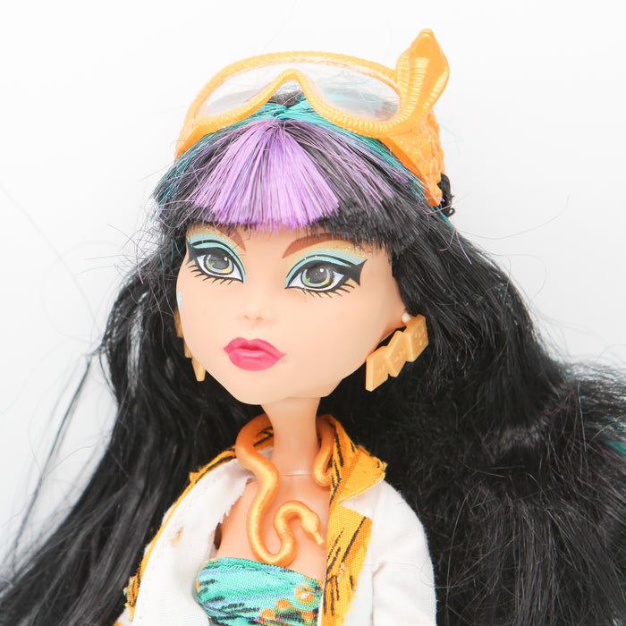 Monster High Ghoulia Yelps & Cleo De Nile Mad Science Classroom