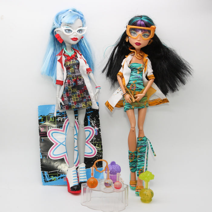 Monster High Ghoulia Yelps & Cleo De Nile Mad Science Classroom